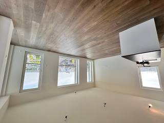 Luxueus appartement te huur – Rolariusplein 4 bus 12.01 - 8800 Roeselare<br /><br />Op de twaalfde verdieping van een stijlvolle residentie bevindt zich dit luxueuze appartement met een subliem panoramisch uitzicht over Roeselare.<br /><br />Het appartement geniet van een uitstekende ligging aan het Rolariusplein en combineert comfort, ruimte en moderne technieken.<br /><br />Het appartement beschikt over een ruime en lichtrijke woonkamer en een volledig uitgeruste keuken met ingebouwde frigo, microgolfoven, oven en vaatwasser. Verder zijn er 3 volwaardige slaapkamers, een badkamer met zowel ligbad als douche, een apart toilet en een praktische berging voorzien van aansluiting voor een wasmachine.<br /><br />Extra troeven<br /><br /><ul><li>Verwarming via warmtenet<br /><br /></li><li>Vloerverwarming<br /><br /></li><li>Automatische screens in elke kamer<br /><br /></li><li>Lift stopt rechtstreeks aan de deur van het appartement<br /><br /></li><li>2 private plaatsen in de fietsenstalling (nl. nr 1 en 2) inbegrepen<br /><br /></li><li>Mogelijkheid tot het bijhuren van een garage<br /><br /></li><li>Onmiddellijk beschikbaar<br /><br />Huurvoorwaarden<br /><br /></li><li>Huurprijs appartement: € 1.075 / maand<br /><br /></li><li>Garage (optioneel): € 70 / maand<br /><br /></li><li>Syndickosten: € 75 / maand<br /><br />Totale huurprijs = 1075€ + 75€ + 70€<br /><br />Interesse in dit luxueuze appartement? Neem gerust contact op voor meer informatie of een bezoek ter plaatse.</li></ul>