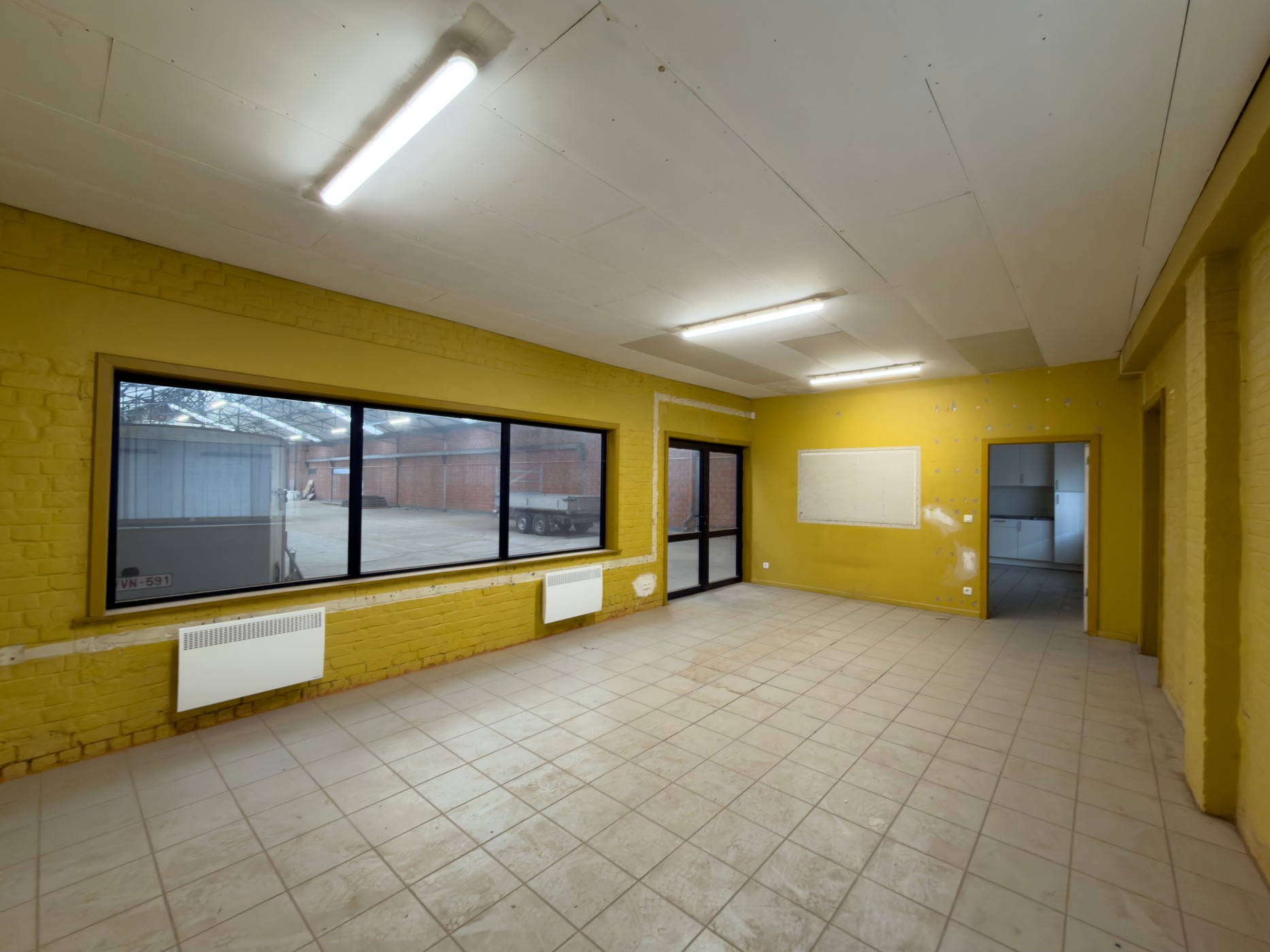 Magazijn (750m²) met kantoor (50m²) te huur in Deinze - photo 4