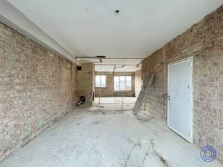 <p><span>Beschrijving appartement</span></p><p><span>Op de 4e verdieping van een gebouw met lift bevindt zich dit CASCO appartement met tal van mogelijkheden! De open ruimte kan volledig naar eigen smaak en noden worden ingericht. Dankzij de grote raampartijen geniet u aan de voorzijde van een lichtrijke leefruimte met plaats voor een open keuken, terwijl er achteraan ruimte is voor een slaapkamer met aansluitende badkamer. Aan de achterzijde heeft u bovendien een mooi open zicht over Antwerpen. Maandelijkse kosten: 175 EUR voor privatief water, syndicus, lift, verbruik gemene delen, etc. Voor gas en elektriciteit zijn er privatieve meters voorzien. Het appartement heeft momenteel een EPC-label F waardoor een renovatieplicht lopende is, maar het is wel volledig asbestveilig. In tussentijd werd het plat dak al volledig vernieuwd! Na een renovatie en het behalen van een EPC-label A of B kan gebruik worden gemaakt van de EPC-labelpremie en de Mijn VerbouwPremie, wat dit project nog interessanter maakt. De ligging is bijzonder centraal, op wandelafstand van het Centraal Station, in een levendige en diverse wijk met tal van buurtwinkels en voorzieningen. Met een Mobiscore van 9,4/10 is dit appartement uitstekend gelegen en bijzonder interessant voor wie op zoek is naar een pand met potentieel in hartje Antwerpen. </span></p><p><span>De inrichting op de foto's betreft artistieke impressies; hieruit kunnen geen rechten worden ontleend.</span></p><p><span> </span></p><p><span>Indeling</span></p><ul><li><span>CASCO open ruimte met veel mogelijkheden!</span></li><li><span>Potentiële indeling: ruime en lichtrijke leefruimte aan de voorzijde van het gebouw met een open keuken. Achteraan een slaapkamer met aansluitende badkamer. </span></li><li><span>Aan de achterzijde van het gebouw heeft u een open zicht over Antwerpen.</span></li></ul><p><span> </span></p><ul><li><span>Het plat dak werd in 2024 volledig vernieuwd (na opmaak EPC). </span></li><li><span>Privatieve kelderberging 'K8'.</span></li></ul><p><span> </span></p><p><span>Algemene informatie</span></p><ul><li><span>Kosten algemene delen: ca. 175 EUR (water, syndicus, lift, verbruik gemene delen, blokpolis etc.).</span></li><li><span>Privatieve meters voor gas en elektriciteit.</span></li></ul><p><span> </span></p><ul><li><span>EPC: label F - renovatieplicht is lopende! Na de renovatie en het behalen van een EPC A of B, mogelijkheid op EPC-labelpremie (min 2.000 EUR en max 5.250 EUR) en Mijn VerbouwPremie.</span></li><li><span>Asbestveilig!</span></li><li><span>Elektrische keuring: NVT </span><span>-</span><span> casco</span></li></ul><p><span> </span></p><p><span>Gebouw</span></p><ul><li><span>Het gebouw bestaat uit een kelderverdiep, handelsgelijkvloers en 4 verdiepen met 8 appartementen.</span></li><li><span>Lift aanwezig.</span></li><li><span>Parlofoon aanwezig.</span></li></ul><p><span> </span></p><p><span>Ligging</span></p><ul><li><span>Centrale ligging in Antwerpen, op wandelafstand van het Centraal Station. 2060 is een levendige, diverse buurt met veel lokale winkels en voorzieningen in de straat zelf.</span></li><li><span>In de omgeving: supermarkten, apotheken, bushaltes, scholen en openbaar vervoer zijn vlot bereikbaar te voet.</span></li><li><span>MOBISCORE: 9,4/10!</span></li></ul><p><span> </span></p><p><span>De informatie in deze prospect is ter informatieve titel: de kandidaat-kopers moeten hun eigen zaak maken van het verkrijgen, controleren en interpreteren van deze informatie.</span></p><p><span> </span></p>