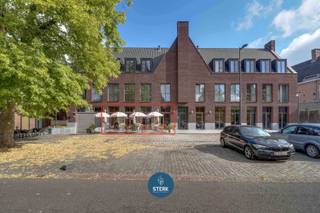 UNIEK HANDELSPAND GELEGEN OP EEN GUNSTIGE LOCATIE TE OUD-REKEM ! <br /><br />We vinden dit handelspand met een bruikbare oppervlakte van 110 m² terug in Rekem-Lanaken. <br /><br />Voor meer informatie, neem zeker een kijkje op onze website via de volgende link:<br />https://www.sterkvastgoedmakelaars.be/detail/te-koop-horeca-lanaken/7656379?dosearch=True&flowstatus=ForSale,ForSaleReserved,ForSaleWithBid,ToCompleteForSale,SoldUnderReserve,Sold&pageindex=1&pagesize=12&searchpage=ForSale&sortdirection=DESC&sortfield=pub_flowstatus&transactiontype=Sale