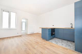 <p>Op een steenworp van de Hallepoort ontdekt u een zeldzaam pand waar de charme van vroeger samenkomt met hedendaags comfort.<br />Gelegen in een elegant karaktergebouw uit 1908, biedt dit volledig gerenoveerde appartement een bruto-oppervlakte van ±62 m² (volgens EPC) en weet het meteen te verleiden door zijn authenticiteit, lichtinval en kwalitatieve afwerking.</p>
<p>De leefruimte werd ontworpen om een omgeving te creëren die zowel warm als functioneel is. Het appartement beschikt over één erkende slaapkamer en een aangename bureauruimte van ±10 m², die eenvoudig kan worden ingericht als tweede slaapkamer, afhankelijk van uw behoeften. Aan de achterzijde vervolledigt een rustig balkon het geheel op harmonieuze wijze en vormt het een echte meerwaarde in het dagelijks leven.</p>
<p>Ook technisch is alles voorzien voor een aankoop in alle gemoedsrust: EPC C, conforme elektriciteit en een nieuwe individuele gasketel geplaatst in 2025. Gelegen in een kleine, goed onderhouden mede-eigendom, zonder lift en met lage lasten, vormt dit appartement een bijzonder interessante opportuniteit, zowel voor een eerste aankoop als voor een kwalitatieve investering.</p>
<p>Ook de ligging is een grote troef: in de onmiddellijke nabijheid van het openbaar vervoer, winkels en alle voorzieningen geniet u hier volop van het stadsleven, gecombineerd met een aangename woonomgeving.</p>
<p>Een instapklaar pand, zonder werken, dat authenticiteit, comfort en een strategische ligging perfect combineert.</p>
<p><span>2e verdieping rechts</span>: LOT 6</p>
<ul>
<li>Woonkamer met open keuken van ± 22 m²</li>
<li>Bureauruimte of slaapkamer van ± 10 m² met toegang tot het balkon</li>
<li>WC</li>
<li>Douchekamer</li>
<li>Slaapkamer van ± 15 m²</li>
</ul>
<p>Kelder</p>