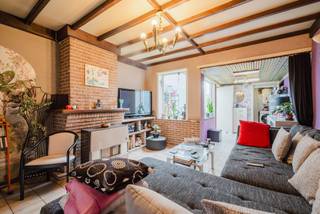 <p>Bent u op zoek naar een woning in Gent (Wondelgem) die u <strong>volledig naar eigen smaak kunt inrichten</strong>? Dan is dit pand precies wat u zoekt. Met een <strong>bruikbare vloeroppervlakte van circa 132 m²</strong> biedt deze woning een unieke kans om uw droomhuis te realiseren op een rustige ligging.<br /><br />LIGGING<br /><br />Deze <strong>te renoveren arbeiderswoning</strong> is gelegen in een <strong>rustige, doodlopende straat</strong> aan de rand van Gent. Op wandelafstand bevinden zich de Gentse dokken, winkels, scholen en dagelijkse voorzieningen. Dankzij het station van Wondelgem op slechts 500 meter geniet je bovendien van een <strong>uitstekende bereikbaarheid</strong>. Finaal bevindt de <strong>R4 zich op slechts 5 minuten rijden</strong> en het <strong>centrum van Gent bereik je in ongeveer 15 minuten met de fiets</strong>.<br /><br />De woning ligt vlak bij het <strong>groene Driemasterpark en de Wondelgemse Meersen</strong>, een ideale omgeving voor wie rust, natuur en water wil combineren met het stadsleven. <strong>Mobiscore: 8,7/10.<br /><br /></strong>INDELING<br /><br />Deze charmante arbeiderswoning uit het begin van de 20ste eeuw combineert authentieke elementen met een praktische indeling. De gevel met <strong>art-nouveau-invloeden</strong> geeft de woning een unieke uitstraling.<br /><br />Via de centrale inkomhal bereik je de lichtrijke leefruimte met eetplaats en aparte keuken. Op het gelijkvloers bevindt zich ook de badkamer met ligbad en toilet. Vanuit de leefruimte heb je toegang tot de <strong>zuid-oostgerichte stadstuin</strong>, waar je in alle rust kan genieten van de zon.<br /><br />Op de eerste verdieping bevinden zich een <strong>ruime slaapkamer</strong> en een polyvalente <strong>doorloopkamer</strong>. De tweede verdieping biedt nog <strong>twee extra kamers</strong>, ideaal als slaapkamers, bureau of hobbyruimte.<br /><br />TROEVEN<br /><br />- <strong>Doodlopende straat</strong></p>
<p>- Ideaal als woonst voor een gezin of als investering met goede verhuurmogelijkheden<br /><br /><strong>Laat deze kans niet liggen!</strong> Neem vandaag nog contact op met Kevin via +32 476 66 55 50 om een afspraak in te plannen.</p>