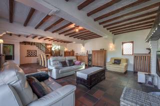 Un joyau caché : villa spacieuse avec magnifique jardin, calme et intimité, à deux pas de la plage et à proximité des commerces.<br />Au rez-de-chaussée, vous trouverez un hall d’entrée, des toilettes invités, un bureau (ou chambre supplémentaire), une cuisine, un salon très spacieux avec salle à manger, une chambre avec salle de bain et un garage double. Cave disponible.<br />À l’étage, trois chambres, une grande salle de bain, une pièce polyvalente pouvant servir de chambre supplémentaire ou de salle de loisirs, ainsi qu’un espace de rangement avec possibilité de créer une chambre supplémentaire.<br />Le jardin est un rêve : ensoleillé, tranquille et entièrement privé. À côté du garage double, il y a suffisamment de place pour plusieurs voitures sur l’allée fermée.<br />Venez découvrir ce diamant caché, à un souffle de la plage ! Réf. V544