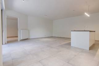 <u><strong>Moderne serviceflat met 2 ruime slaapkamers, 2 badkamers en een uitnodigend terras op een TOP locatie in het centrum van Hasselt</strong></u><br /><br /><strong><u>Net verhuur met interessant rendement!!!</u><br /><br /><u>Net opgestart met het zoeken voor een huurder en zeer snel een kandidaat gevonden!<br />Ideaal voor investeerders, aanbod voor 2 ruime slpks is zeer beperkt in het Ursulinenhof!</u></strong><br /><u><strong>Maandelijkse huurinkomsten +/- € 1.346,00 per maand.<br />Geen onroerende voorheffing te betalen wegens serviceflat!<br />Geen kosten voor herverhuur te betalen --> is voor de uitbating (Korian)<br /><br />Interesse? Wees er snel bij!</strong></u><br /><br /><strong><u>TROEVEN:</u></strong><br /><br />- Toplocatie in het bruisende stadscentrum van Hasselt<br />- Riant terras <br />- Voorzien van alle modern comfort<br />- Ruime woonkamer met open keuken en veel lichtinval <br />- 2 slaapkamers <br />- 2 badkamers <br />- 2 toiletten<br />- Kelderberging inbegrepen in de vraagprijs <br />- Prachtig aangelegde binnentuin <br />- Kinesist, schoonheidsspecialist, horeca, ... in de eigen residentie <br /><br /><strong><span>Locatie</span></strong><span> - Uniek woonzorgcentrum met assistentiewoningen in het hart van de stad. Mede door zijn unieke locatie en moderne architectuur onderscheidt dit project zich van zovele anderen. Onder het goedkeurend oog van de zusters Ursulinen werd het voormalig Vrij Technisch Instituut verhuisd naar een meer toegankelijke locatie en werd de site aan het Groenplein omgevormd tot ruim 100 serviceflats, een ondergrondse parking, een binnentuin en een gezellig plein in de schaduw van het oude stadhuis van de hoofdstad van de smaak.</span><br /><br /><strong><span>Assistentiewoning</span></strong><span> - Deze assistentiewoning is gelegen op de gelijkvloerse verdieping en is bereikbaar via de riante en rustgevende binnentuin van het complex.</span><br /><span>Het appartement omvat een inkomhal, een zeer ruime woonkamer met open keuken, een mooi terras, twee slaapkamers met elk een eigen badkamer, het gastentoilet en een berging met voorzieningen voor wasmachine en droogkast. Handige inbouwkasten werden voorzien in de slaapkamers en de praktische berging. </span><span>Vanuit beide slaapkamers en de leefruimte kom je op het ruim en volledig overdekt terras, dat zich bevindt langs de Schrijnwerkersstraat.<br />Tenslotte is er nog een extra kelderberging in de ondergrondse verdieping, zodat je zeker over voldoende opbergruimte beschikt.</span><br /><br /><strong><span>Voordelen - </span></strong><span>Extra voordelen van wonen in deze beschermde omgeving is uiteraard de mogelijkheid om een beroep te doen op diverse diensten op maat van elk individu. Thuishulp, verpleging, een kapper, pedicure en kinesist staan te uwer beschikking. In geval van nood staat er 24/7 iemand paraat voor snelle interventies.</span><br /><br /><span>Kortom, een zeer ruim assistentie-appartement met een hoogwaardige afwerking en een toffe interactie tussen het binnen- en buitenleven. Een mooie opportuniteit op een toffe eigendom met uitstraling en klasse om optimaal te kunnen genieten van alles wat deze mooie stad te bieden heeft.<br /><br />Interesse? Vraag snel extra informatie op bij Koen. Hij helpt je graag verder.</span><br />