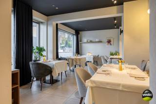 Dit ruime, volledig instapklare handelshuis met bovenliggend appartement bevindt zich op een perceel van 2a 32ca en geniet een uitstekende...