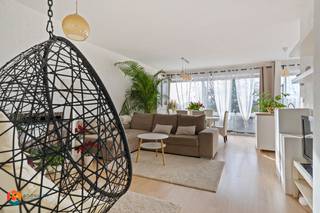 Op een uitstekende locatie nabij het centrum van Edegem bevindt zich dit recent gerenoveerd 3 slaapkamer appartement. U geniet hier van een goede ligging in een rustige omgeving vlakbij het centrum met winkels, eet-en drankgelegenheden, scholen en het openbaar vervoer.<br /><br />We betreden het appartement via de inkomhal met gastentoilet en vestiaire. De lichtrijke leefruimte kunt u inrichten met een gezellige zithoek en aparte eetplaats. De open keuken is mooi geïntegreerd in het geheel en voorzien van de voornaamste toestellen. Met zijn eiken werkblad en Italiaanse designtegels is het een mooie blikvanger in uw appartement. Via de nachthal bereikt u 3 slaapkamers, de badkamer uitgerust met een douche, toilet en dubbel lavabomeubel en een technische berging. Ten slotte beschikt u nog over een kelderberging.<br /><br />Er wordt nog een nieuwe condensatieketel geplaatst waardoor het EPC zal verbeteren.<br /><br />Dit is een uitstekende opportuniteit als u op zoek bent naar een gerenoveerd, instapklaar appartement met 3 slaapkamers nabij het centrum van Edegem. Contacteer ons voor meer informatie op 0480/66 14 77 of via info@boonstravastgoed.be.<br /><br />Bijzonderheden:<br />- Gerenoveerd<br />- Drie slaapkamers<br />- Elektriciteit conform - geen asbest