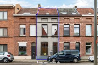 <p><span>Deze karaktervolle rijwoning is gelegen op een uitstekende locatie aan de stadsrand van Mechelen. Dankzij de centrale ligging bevinden winkels, scholen, openbaar vervoer, de binnenstad en belangrijke invalswegen zich op korte afstand.</span></p><p><span>De woning biedt een solide basis en heel wat potentieel en is ideaal voor wie op zoek is naar een renovatieproject met mogelijkheden om de woning volledig naar eigen smaak en behoeften in te richten.</span></p><p><span>Op het gelijkvloers omvat de woning een inkomhal, een ruime leefruimte met aansluitende eetkamer, een aparte bureauruimte, keuken en badkamer.</span></p><p><span>De eerste verdieping beschikt over twee slaapkamers. Via de vaste trap bereikt men de zolderverdieping, waar nog twee bijkomende kamers kunnen worden ingericht. Hierdoor beschikt de woning over een interessante indeling met vier slaapkamers.</span></p><p><span>Achteraan bevindt zich een aangename stadskoer, die aansluit op een garagebox. Een bijzonder praktische troef in deze centrale stedelijke omgeving.</span></p><p><span> </span></p><p><span>Renovatieplicht EPC: binnen 6 jaar na aankoop = verplichte renovatie tot label D of beter.</span></p><p><span> </span></p>