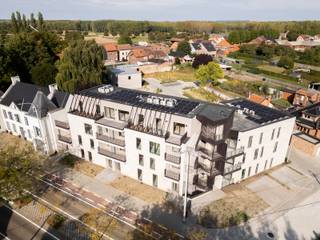 Modern gelijkvloersappartement met inkomhal, toilet, woonkamer opgedeeld in zithoek en eethoek met open keuken, berging/technische ruimte, 2 slaapkamers, badkamer. Dit appartement heeft een terras en een klein privétuintje. Er is een ondergrondse parkeergarage met autostaanplaatsen en bergingen. Elke koper moet een autostaanplaats en berging bij aankopen. De afwerking van dit appartement werd reeds gekozen. Het appartement kan binnenkort bezocht worden als modelappartement.<br />Kopers die hiervoor in aanmerking komen kunnen aankopen onder 6% BTW.