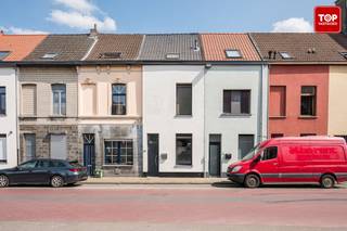 Deze recent gerenoveerde woning is gelegen in een rustige straat op slechts 10 minuten fietsen van het historische centrum. Vlotte verbinding met...