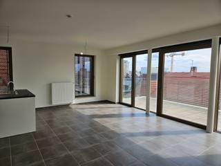 <u><strong>Serviceflat met ruim terras in een moderne, luxueuze residentie met prachtig aangelegde binnentuin en alle voorzieningen bij de hand! </strong></u><br /><br /><u><strong>Deze serviceflat is onmiddellijk beschikbaar!<br />Huurprijs: € 45,65* per dag + € 25,48** per dag basisdiensten = € 71,13 per dag = € 2.133,90 per maand<br />Voorschot gas: € 2,00 per dag*** (u hoeft zelf géén gascontract af te sluiten!<br /><br />Kelderberging en autostaanplaats beschikbaar!</strong></u><br /><br />Heeft u nood aan wat extra zorg en wil u graag naar een serviceflat verhuizen, dan is residentie Ursulinenhof een goede keuze. <br /><br />Deze serviceflat ligt in blok D, op de zesde en bovenste verdieping. De open leefruimte heeft een groot schuifraam met aansluitend het terras. Verder is er een berging, een slaapkamer met ensuite badkamer en beschik je in de kelder over een berging. Er is ook een mogelijkheid om een autostaanplaats te huren indien gewenst. <br /><br />Residentie Ursulinenhof is een luxueuze zorgresidentie: op een AAA-locatie, met een prachtige binnentuin, een brasserie waar zelfs niet-bewoners met veel plezier een hapje gaan eten, zorg van het hoogste niveau en bovendien een imposante architectuur, gebaseerd op het voormalige Ursulinenklooster dat eeuwenlang op de site bestond. U geniet er van de nodige zorgen en kan naar eigen behoefte opteren voor maaltijden (in de brasserie of in de rust van uw eigen penthouse), kinesitherapie, ergotherapie, kappersbehandelingen, pedicure, medische zorgen, ... <br />Het modern oproepsysteem is meer dan "druk op de knop voor hulp": bel rechtstreeks met één van de medewerkers voor al uw vragen, geef in het systeem aan wanneer u veilig thuis bent of erop uit trekt, kijk wie er aan de deur staat, ... Alle functies om het u makkelijk te maken, staan op één scherm. <br /><br />Spendeert u uw zilveren jaren in deze charmante serviceflat? Contacteer ons voor meer informatie of surf naar www.vdv-vanderveken.be/te-huur, kies voor dit appartement en vul de fiche in (in het gouden balkje op “Ik wil dit pand huren!” klikken).<br /><br /><em>*De prijs van de huurcomponent wordt jaarlijks geëvalueerd<br />**Basisdagprijs en huurcomponent onderhevig aan indexaties gebaseerd op overschrijding van de spilindex. Dit is volledig in beheer van Korian vzw. <br />*** De kosten voor het privatief gasverbruik worden jaarlijks afgerekend, waardoor u één keer per jaar te veel betaalde voorschotten kan recupereren of het verbruik dat niet kon worden gedekt met de voorschoten dient bij te betalen. </em>