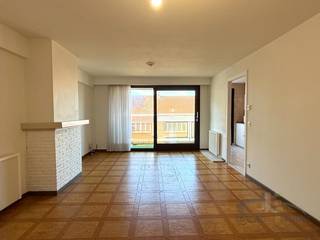 Dit ruime en goed onderhouden appartement ligt in de Torhoutsesteenweg, op een locatie met veel winkels en in de onmiddellijke omgeving van...