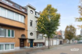 Dit ruim en zorgvuldig onderhouden opbrengsteigendom is gelegen in het Westerkwartier nabij het centrum van Oostende. Het pand is gunstig gelegen met talrijke buurtwinkels en een vlotte verbinding naar het centrum. <br /><br />Het pand is ingedeeld in drie entiteiten: een sous-sol appartement, een appartement op de eerste verdieping en een duplexappartement op verdiepingen twee en drie. Aangezien er geen syndicus aangesteld is, geen lift aanwezig is en het gebouw in zijn geheel verkocht wordt; vormt dit de ideale opportuniteit als investering! <br /><br />Op heden is het appartement op de eerste verdieping verhuurd aan een vast bewoner. <br /><br />Voor elk van de drie entiteiten is er een conformiteitsattest beschikbaar alsook een conforme elektrische keuring. Er is geen renovatieplicht van toepassing. <br /><br />Bent u op zoek naar een interessante investering? Aarzel dan niet en neem contact op voor meer info of een afspraak. <br /><br />
