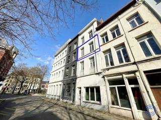 <p><span>Informatie gemeubeld appartement</span></p><p><span>Ben jij op zoek naar een knus en stijlvol gemeubeld appartement in het bruisende centrum van Antwerpen, vlak aan het Sint-Andriesplein? Dan is dit precies wat je zoekt! De gezellige leefruimte geniet van veel natuurlijke lichtinval en is afgewerkt met een mooie parketvloer. De open, volledig ingerichte keuken is uitgerust met een afwasmachine, inductie kookplaat, koelkast met vriesvak- ideaal voor wie comfort en functionaliteit belangrijk vindt. De praktische badkamer met ligbad, lavabo en een toilet. De slaapkamer is rustig gelegen aan achterzijde van het gebouw, wat zorgt voor extra privacy en stilte. Kortom dan is dit charmante 1-slaapkamerappartement op de tweede verdieping combineert comfort, stijl en een topligging in het centrum van de stad! </span></p><p><span> </span></p><p><span>Indeling</span></p><p><span>2de verdieping - busnummer 3</span></p><ul><li><span>Leefruimte op parket voorzien van een zetel, poef, tafel, 2 krukken, 2 stoelen, boekenkast, schoenenkast en grote ladekast. </span></li><li><span>Open keuken uitgerust met hoogwaardige toestellen: afwasmachine, inductie kookplaat, dampkap en koelkast.</span></li><li><span>Badkamer met ligbad, lavabo en toilet.</span></li><li><span>Slaapkamer ca. 10m² voorzien van tweepersoonsbed en nachtkastje. </span></li></ul><p><span> </span></p><p><span>Huur informatie </span></p><ul><li><span>Huurprijs: 850 EUR/maand + 50 euro vaste kosten</span></li><li><span>Beschikbaar vanaf 01/06/2026.</span></li></ul><ul><li><span>Huurwaarborg: 3 maanden.</span></li></ul><ul><li><span>Individuele meters gas, elektriciteit en water.</span></li></ul><ul><li><span>Geen algemene kosten : enkel het verplicht 2 jaarlijks onderhoud van de brander door huurder te betalen.</span></li></ul><p><span> </span></p><ul><li><span>Intredende plaatsbeschrijving en inventarislijst te betalen door huurder, de kost hiervan bedraagt 275 EUR + 21% BTW.</span></li></ul><p><span> </span></p><p><span>Gebouw</span></p><ul><li><span>Gebouw met 4 verdiepingen: gelijkvloers bureel en 3 verdiepingen met telkens 1 appartement.</span></li><li><span>Geen lift.</span></li><li><span>Parlofoon aanwezig.</span></li></ul><p><span> </span></p><p><span>Ligging</span></p><ul><li><span>Heerlijk wonen in Sint Andries: gelegen tussen het bruisende Zuid en de mooie oude binnenstad. Vlakbij de gedempte zuiderdokken. </span></li><li><span>Openbaar vervoer, winkeltjes, restaurants en bistro's op wandelafstand.</span></li></ul><ul><li><span>MOBISCORE: 10/10!!</span></li></ul><p><span> </span></p><p><span>De informatie in deze prospect is ter informatieve titel: de kandidaat-huurders moeten hun eigen zaak maken van het verkrijgen, controleren en interpreteren van deze informatie.</span></p><p><span> </span></p><p><span> </span></p><p><span> </span></p><p><span> </span></p>