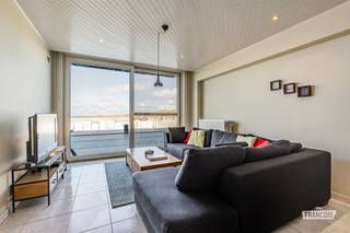 Op een unieke locatie aan de Zeedijk van Zeebrugge, met adembenemend zicht op het strand en de zee, bieden wij dit gerenoveerde appartement te koop aan. Het appartement onderging recent een renovatie en voldoet daardoor aan alle hedendaagse normen: het beschikt over een conforme elektrische keuring en een gunstig EPC-label C.<br /><br />Het appartement wordt gekenmerkt door mooie, lichtrijke ruimtes en een prachtig zicht op het strand. Via de inkomhal wordt u verwelkomd in de ruime leefruimte met aansluitende open keuken, een gezellige plek om te genieten van het uitzicht op zee. Verder omvat het appartement een apart gastentoilet. Het telt twee volwaardige slaapkamers, die beide rechtstreekse toegang bieden tot het achterliggende balkon, en een badkamer die recent volledig werd vernieuwd. Tot slot over een privatieve kelderberging.<br /><br />Wonen aan de Zeedijk betekent elke dag genieten van zee, strand en zeelucht, op wandelafstand van de haven en het centrum van Zeebrugge. Een unieke kans voor wie op zoek is naar een onderhoudsvriendelijke, moderne woonst met een ligging die niet te evenaren is. Interesse of graag een bezichtiging inplannen? Neem gerust contact op voor meer informatie.<br /><br />