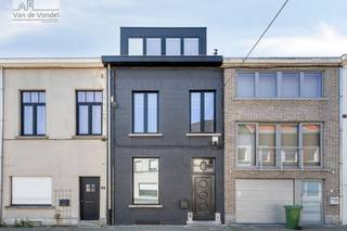 Buitengewoon stijlvol gerenoveerde woning met zonovergoten terras in hartje Aalst!Welkom in deze unieke parel in Aalst centrum: een volledig...