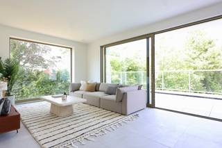 Mooie duplex woning beschikt op de eerste verdieping over een ruime leefruimte met keuken, aansluitende berging, apart toilet en een ruim terras...