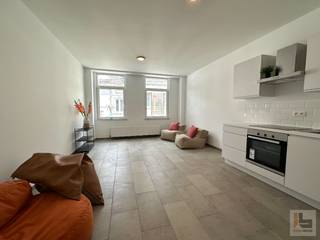 Dit appartement maakt deel uit van een kleinschalige residentie bestaande uit 4 entiteiten. <br /><br />Het appartement (oppervlakte 43 m<sup>2</sup>) bevindt zich op de 1ste  verdieping en omvat een lichtrijke leef- en woonruimte met open keuken, een nachthal met apart toilet, een slaapkamer en een aanpalende badkamer met douche en  lavabomeubel. Ideaal als investeringsvastgoed, ouders met studerende kinderen of als starterswoning!<br />Dit appartement is niet verhuurd en aldus onmiddellijk beschikbaar bij het verlijden van de akte.<br />(NOOT: de foto's die bij deze publicatie zijn van een identiek appartement op de 2de verdieping)<br /><br />Het appartement beschikt over individuele meters voor gas en elektriciteit. Voor het water is er een tussenteller voorzien.<br />EPC: 261 kWh/m2 jaar ( LABEL C)<br /><br />EXTRA TROEVEN:<br />-  individuele CV op aardgas, recente verwarmingsketel<br />-  volledig instapklaar en vrij bij akte<br />- conformiteitsattest aanwezig<br />- beperkte gemeenschappelijke kosten<br /><br />Bezoek na afspraak met Immoboss:  stefaan@immoboss.be of 0497 02 44 33<br /> 