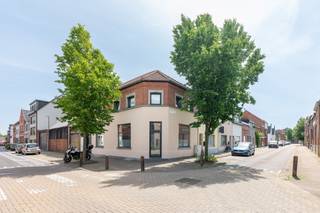 Op een uitstekende hoeklocatie, op de kruising van de Schriek en de Karel De Windtstraat, bevindt zich deze charmante en instapklare commerciële ruimte van ca. 90 m².<br /><br />Dankzij de prominente hoekligging geniet je hier van maximale visibiliteit en een aangename lichtinval. De ruimte leent zich perfect als kantoor, praktijkruimte, atelier of winkel en is onmiddellijk beschikbaar voor wie zonder zorgen van start wil gaan.<br /><br />Binnenin is het pand praktisch ingedeeld in twee afzonderlijke zones. Daarnaast is er een ingerichte keuken en een douche aanwezig.<br /><br />Een extra troef zijn de twee toegangen: een representatieve inkom op de hoek én een afzonderlijke achterdeur voor medewerkers, leveringen of privégebruik.<br /><br />Op zoek naar een commerciële ruimte met karakter en een sterke ligging?<br />Neem contact voor meer informatie of een bezoek ter plaatse.