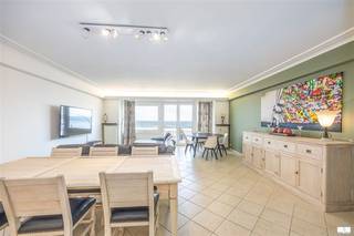 Zeer ruim appartement met frontaal zeezicht gelegen op de 3e verdieping van de residentie Carola. Indeling : inkomhal, ruime woonkamer,...