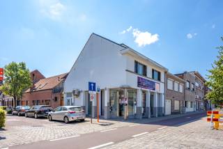 Dit hoekpand/handelspand is gelegen in de nabijheid van scholen, winkels en openbaar vervoer. Daar het een hoekpand betreft geniet u een grote visibiliteit.<br />Het eigendom omvat een handelsruimte op de gelijkvloerse verdieping met een oppervlakte van ongeveer 78m² bevattende een onthaal, 2 afzonderlijke ruimtes, apart toilet en een kitchenette. De wanden bestaan uit gyproc en kunnen makkelijk weggenomen worden.<br />Deze ruimte kan perfect gebruikt worden als handelsruimte of voor uitoefening van een vrij beroep.<br />Het pand werd volledig gerenoveerd, heeft individuele centrale verwarming, water en elektriciteit. Er is eventueel ook een zij - ingang. De huurprijs per maand bedraagd €1650 + OV.<br />Lijkt het iets voor u? Contacteer ons voor een bezoekje 03/568.03.03 of info@vastgoed03.be