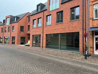 Schitterend winkelpand op A locatie!Gelegen: Molenstraat 15 Baarle-Hertog.Het betreft een (nieuwbouw) winkelruimte van circa 100 m².Pand is voorzien...