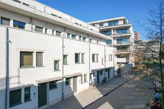 <p><strong>Brand-new energy-efficient home for rent in the heart of Leuven!<br /><br /></strong>Looking for a modern, move-in-ready home in a prime location in Leuven? This new-build home at Sluisstraat 45 offers the best in comfort, energy efficiency, and city living.<br /><br />Upon entering, you are welcomed into a spacious, open living area with solid parquet flooring and large windows overlooking the garden. The fully equipped kitchen features high-quality appliances, perfect for those who love to cook and enjoy social gatherings.<br /><br />The house offers three full-sized bedrooms, including a master bedroom with an ensuite bathroom. Perfect for families, couples, or professionals looking for extra space. With underfloor heating powered by an energy-efficient heat pump and an EPC A rating, you are assured of low energy consumption and optimal living comfort. A 5,000-liter rainwater tank is also available.<br /><br />Additionally, you have access to an underground basement with a private parking space—an invaluable asset in the city center.<br /><br />The location is simply outstanding: situated on Sluisstraat, near Sluispark, Vaartkom, and the Klein Begijnhof. You’ll be within walking distance of the Grote Markt, with shops, restaurants, and public transport just around the corner. Leuven’s train station is also just 1.5 km away.<br /><br />Contact us today for a viewing!</p>