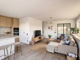 This house is located in a quiet residential area near the center of Wielsbeke and access roads. The house was built with taste for interior...