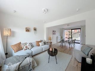 Magnifiek gerenoveerde woning op een mooie locatie bestaande uit een inkomhal met vestiaire en gastentoilet, lichtrijke leefruimte met eet-en...