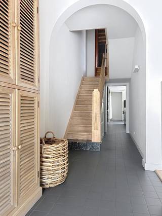 Energiezuinige burgerwoning in de nabijheid van diverse faciliteiten, bestaande uit een inkomhal, gezellige leefruimte met zit- en eethoek,...