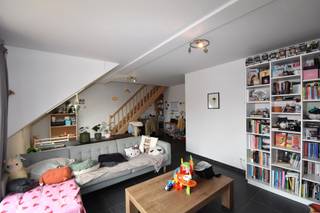 Gesitueerd in het centrum van Lichtaart, met verschillende faciliteiten zoals winkels, scholen, sportcentra op wandelafstand.INDELINGDit knap duplex...