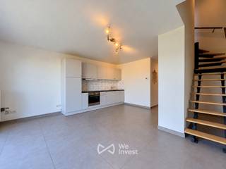 <p>Tel.: 0456 89 12 70 / E-mail: noah.c@weinvest.be<br /><br />We Invest stelt u met plezier deze prachtige duplex voor, gelegen aan de Mutsaertstraat 54 in Vilvoorde.<br /><br />Dit pand is ideaal gelegen in een aangename omgeving, met winkels, openbaar vervoer en tal van voorzieningen in de nabije omgeving. Hierdoor geniet u van een vlotte bereikbaarheid en een comfortabel dagelijks leven.<br /><br />De duplex biedt een lichtrijke en gezellige woonomgeving met een praktische en doordachte indeling. Hij bestaat uit een ruime woonkamer, een volledig uitgeruste keuken die aansluit op de leefruimte en een badkamer. Daarnaast beschikt de duplex over een ingerichte zolderruimte die veel natuurlijk licht geniet en tal van inrichtingsmogelijkheden biedt.<br /><br />Een privatieve kelder en een garage vervolledigen dit pand en zorgen voor extra opbergruimte en dagelijks comfort.<br /><br />Maandelijkse lasten: € 40 (provisie voor de gemeenschappelijke kosten).<br /><br />EPC: B<br /><br />Onmiddellijk beschikbaar.<br /><br />Mis deze kans niet en plan snel een bezoek! Ontdek ook onze andere exclusieve panden op www.weinvest.be.</p>