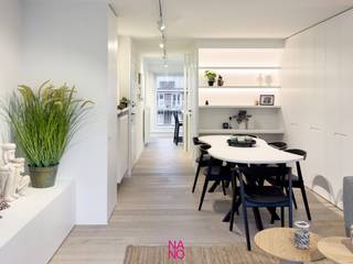 Dit recent gerenoveerde duplex appartement bevindt zich in het centrum van Knokke en beschikt over twee ruime terrassen, aan de voor- en achterkant van het appartement.<br /><br />Indeling: inkomhal, ruime, lichtrijke leefruimte met zit- en eethoek, volledig geïnstalleerde keuken met een prachtig keukeneiland en marmeren werkblad. Op de bovenverdieping bevinden zich de drie slaapkamers. De eerste ruime slaapkamer heeft een en-suite badkamer, de tweede ruime slaapkamer en de slaapkamer met stapelbedden delen een tweede badkamer en een apart toilet.<br /><br />Heeft u interesse? Contacteer Rian via 0471/22 68 18 of rian@immonano.be.<br />