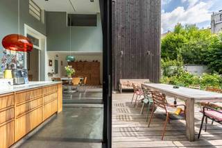Quares - TREVI Groep presenteert :<br />Deze eigenzinnige woning is ontstaan uit een herenhuis, versmolten met een nieuwbouwwoning. U geniet dus van de prachtige stijl van een herenhuis in het comfort en ruimtelijkheid van een nieuwbouw, met grote glaspartijen, veel lichtinval en een zeer ruime tuin. <br /><br />U komt binnen via de oude woning met prachtige authentieke elementen en geniet onmiddellijk van het comfort van de nieuwbouwwoning met zeer hoge plafonds en een grote raampartij die rechtstreeks uitkomt op de tuin. De breedte van de tuin is 11 meter, ingericht in Piet Oudolfstijl, waardoor je midden in de stad kan genieten van een eigentijdse oase van groen. <br /><br />Omdat de woning meer dan 500m² omvat beschikt u over een grote leefruimte met geïnstalleerde keuken, aangrenzend aan de tuin. Via zwevende betonnen treden komt u in de living. In dit (nieuwbouw) gedeelte van de woning vindt u ook nog drie slaapkamers en een badkamer en dressing. Naast de keuken bevindt zich een grote garage (40m²). Als je in de inkomhal de trap omhoog neemt, komt u in een apart gedeelte van de woning met nog eens vier slaapkamers, twee badkamers, een leefruimte met keuken en een dakterras met prachtig zicht op de stad, dit gedeelte staat volledig los van de andere delen van de woning en wordt momenteel in co-housing gebruikt. De woning is ontworpen door de architecten 'Verdickt & Verdickt '.Ideaal als praktijk of kantoorruimte. <br /><br />De omgeving van de Oude Steenweg bevindt zich in een stukje Antwerpen in volle ontwikkeling, vlakbij de Paardenmarkt via waar je op wandelafstand bent van zowel het toeristische centrum als het bruisende Eilandje. De wijk Dam met park Spoor Noord en de vernieuwde slachthuissite bevindt zich ook op wandelafstand. Aan de woning zelf zijn er volop winkels en openbaar vervoer.