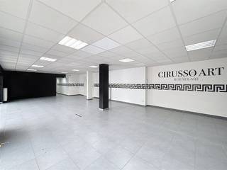 Centraal gelegen handelspand met grote etalage (132m²). De indeling is als volgt:- ruime toonzaal met apart bureel- berging- toilet- keuken met...