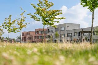 Moderne gesloten <strong><span>energiezuinige woning </span></strong>(<span>195 m²) </span>met 4 slaapkamers, 2 badkamers, een fietsenberging en tuin met west-oriëntatie. <br />Deze gesloten woning wordt gebouwd in een moderne, hedendaagse stijl. De woning beschikt over een perceel van 195 m². Op het gelijkvloers vind je de inkomhal met apart gastentoilet, berging, eetplaats en keuken. Op de eerste verdieping vind je de leefruimte, een slpk., een badkamer en een terras. Op de tweede verdieping zijn de drie andere slaapkamers, een badkamer en een aparte toilet.<br />De stadswoning is voorzien van vloerverwarming en warmtepomp! Bij elke woning hoort een vaste parkeerplaats in een ondergrondse parking. Deze dient apart bij aangekocht te worden.<br /><br />Meer info? Contacteer Christophe Blassieaux via 03 808 15 31 of Christophe.blassieaux@matexi.be<br /> 