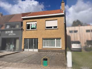 Deze bijzonder degelijk gebouwde woning bevindt zich zeer centraal op Sint-Michiels, met een uitzonderlijk goede bereikbaarheid (op enkele minuten van E40/A17), en in de nabijheid van buurtwinkels, supermarkten, station,...<br />De woning ligt inwaarts en de brede oprit biedt vooraan plaats aan ruim 2 wagens. De op te knappen woning wordt betreden via de garage met rechts daarvan de leefruimte met trap naar boven, de keuken (te vernieuwen), de kleine badkamer en het toilet bevinden zich aan de tuinzijde. Een diepe tuin biedt privacy en rust (en door zijn diepte ook behoorlijk wat zon), is voorzien van 2 tuinhuizen. Op de verdieping zijn er 4 slaapkamers (1 grote tuinzijde, 2 middelgrote vooraan en 1 smallere ook aan de tuinzijde - waar badkamer kan indien men deze boven wilt). Een zolder (niet geïsoleerd) is bereikbaar via een valluik met uitschuiftrap. Het huis biedt mits grondige verbouwing zeker potentieel om naar achter toe uit te breiden, zonder dat veel van de tuin moet ingeboet worden. Energetische renovatie gemakkelijk te realiseren door een aantal ramen te vernieuwen naar dubbel glas, centrale verwarming te voorzien (nu enkel 2 gasconvectoren in de living) en het dak isoleren. <br />Mits een grondige opknapbeurt, biedt dit huis een mooi potentieel, en dit op een superligging! De vlotte bereikbaarheid en goede visibiliteit geeft dit pand ook commercieel (of gemengd gebruik: wonen gecombineerd met praktijk- of kantoorruimte bvb.) wat mogelijkheden, weliswaar mits bestemmingswijziging. <br />Grijp uw kans, en plan een bezoek in, bel 0476 70 60 26 of mail thierry@puurvastgoed.be .
