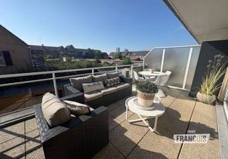 In de rustige en gegeerde Vuurtorenwijk (Opex) in Oostende vinden we dit bijzonder verzorgde en lichtrijke duplexappartement, gelegen in een kleinschalige residentie.<br /><br />Het appartement is perfect onderhouden en biedt een aangename combinatie van ruimte, comfort en gezelligheid.<br /><br />De lichtrijke leefruimte sluit mooi aan op de open keuken, waardoor een aangename en hedendaagse leefomgeving ontstaat. Vanuit de living heeft u rechtstreeks toegang tot het zonnige terras, een heerlijke plek om te genieten van de buitenlucht en de zon.<br /><br />Op deze verdieping bevinden zich verder een apart toilet en een praktische berging in de gang.<br /><br />De bovenverdieping omvat twee ruime slaapkamers, ideaal voor een gezin, koppel of wie graag over een extra kamer beschikt. Daarnaast is er een verzorgde badkamer met ligbad voorzien van douchefunctie en een praktisch wasmeubel.<br /><br />Een extra troef is de afzonderlijke berging op de bovenverdieping, voorzien van aansluiting voor de wasmachine.<br /><br />Het appartement verkeert in een uitstekend verzorgde en perfect onderhouden staat.<br /><br />Een zeer mooi, lichtrijk en instapklaar duplexappartement met een aangenaam zonnig terras, gelegen in een rustige en geliefde omgeving van Oostende. Een ideale woonplek voor wie comfort, ruimte en een verzorgde uitstraling weet te waarderen.<br /><br />Beschikbaar vanaf 01/12/2026. <br /><br />