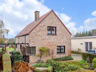 [[ DIT PAND NEEMT DEEL AAN DE ERA OPEN HUIZEN DAG OP 6/12 VAN 13:00 TOT 14:00 ]]Deze woning, gebouwd in 1991 is zeer gunstig gelegen op een terrein...