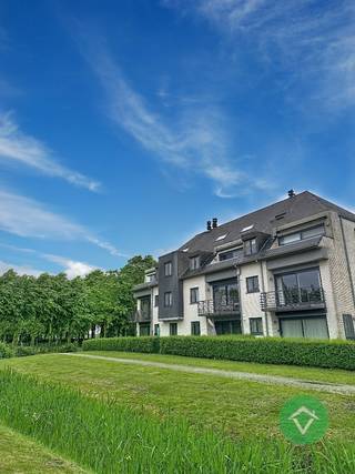 Residentieel gelegen op een absolute toplocatie in het hart van Koekelare bevindt zich dit lichtrijke appartement op de tweede verdieping. Dankzij...