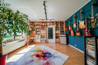 In het hart van de gewilde wijk Les Pléiades, in de groene omgeving van Le Clos du Dauphin, ligt dit charmante huis met drie gevels waar rust, licht en een ontspannen levensstijl heersen. Een ideale plek voor een gezin dat op zoek is naar ruimte, rust en momenten om samen te genieten. Bij binnenkomst wordt u verwelkomd door een ruime hal die leidt naar lichte woonruimtes waar de woonkamer en de eetkamer harmonieus samensmelten in een warme en gezellige sfeer. De aparte, functionele en elegante keuken komt uit op een aangenaam terras en een tuin op het oosten, die baadt in de eerste zonnestralen. Op de bovenverdieping toont het huis zijn volledige potentieel voor een gezin met een kantoor en vier slaapkamers, waarvan twee mooie kamers met mezzanine, echte ruimtes voor spel, creativiteit en dromen voor de allerkleinsten. Twee aparte toiletten maken de indeling van het huis compleet. Deze woning is ontworpen met het oog op dagelijks comfort en beschikt ook over twee garages, drie parkeerplaatsen buiten, ruime kelders, een gasboiler en zonnepanelen. De uitstekende EPC-klasse C is een bijzonder zeldzame troef voor dit type woning, met name dankzij de isolatie van het dak, de gevels en de installatie van zonnepanelen, die het hele jaar door een betere energieprestatie en meer comfort garanderen. Elektrische installatie niet conform. Info en bezichtigingen: +32 472 46 57 83