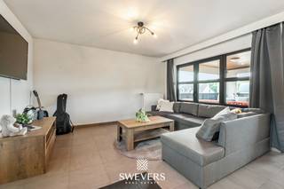 Voor meer info en foto's, surf naar www.swevers.be - Dit instapklare appartement op de eerste verdieping aan de Koolmijnlaan 107/2 in Beringen biedt 113 m² bewoonbare oppervlakte, twee slaapkamers, een terras van 14,5 m² en heel wat bergruimte. Het pand dateert van 2003 en is klaar voor onmiddellijk gebruik. Via de inkomhal bereikt u alle vertrekken. De woonkamer van 39,36 m² biedt plaats aan een zit- en eethoek en sluit aan op de half open keuken van 8,7 m² en op het terras. De slaapkamers meten 17,19 m² en 9,18 m², waarbij de tweede kamer ook dienst kan doen als bureau. Verder zijn er een centraal gelegen badkamer, een apart toilet en twee bergingen van 5,32 m² en 3,4 m². De ligging is uitstekend: horeca op 50 meter, winkels op 190 meter, scholen op 400 meter en het be-MINE-terrein met de Terril op wandelafstand. Het treinstation ligt op 1,8 km en de E313 op 4,6 km. Het appartement is momenteel verhuurd en biedt dus ook interessante mogelijkheden als investering met onmiddellijk rendement. Voor meer informatie, bel 011 255 155. Bron bewoonbare oppervlakte: EPC-verslag.
