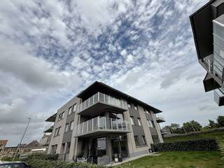 Ruim appartement (103m²) met 2 slaapkamers, staanplaats en terras (11m²) te huur in de Rodestraat te Veurne. Het appartement is ideaal gelegen nabij het station van Veurne en op wandelafstand van winkels.<br /><br />INDELING:<br />> Eerste verdieping:<br />- Inkom met gastentoilet;<br />- Leefruimte (47m²) met open keuken voorzien van elektrische kookplaat, dampkap, frigo, oven, ingebouwde vaatwas en dubbele gootsteen;<br />- Nachthal;<br />- Berging (4,5m²) met aansluiting voor wasmachine;<br />- Slaapkamer 1 (11,46m²);<br />- Slaapkamer 2 (11,06m²);<br />- Badkamer (5m²) met wasmeubel en douche;<br />- Terras (11m²).<br /><br />> Kelderverdieping:<br />- Autostaanplaats;<br />- Gemeenschappelijke fietsenberging.<br /><br />TROEVEN:<br />- TOPlocatie;<br />- Energiezuinig;<br />- Instapklaar.<br /><br />Gemeenschappelijke kosten: + €60/maand<br />Beschikbaar vanaf: 01/10/2026<br /><br /><br />Ben je geïnteresseerd in dit pand te huur in Veurne? Ga naar de website www.dewaele.com, klik op het pand dat je wenst te huren. Via de rode knop "vraag je bezoek aan" vragen we u kort een profiel in te vullen. Daarna nemen we contact op voor een bezoek. Telefonisch kunnen er geen afspraken gemaakt worden.