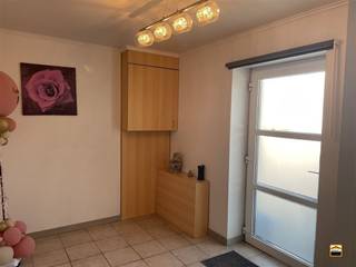 <p><span>Instapklare gezinswoning met 3 slaapkamers en leuke tuin op gunstige locatie</span><span><br /><br />Deze halfopen bebouwing treffen we aan in Hoepertingen, een leuke deelgemeente van<br />Tongeren-Borgloon. Alle nodige voorzieningen zijn makkelijk bereikbaar en de verbindingen<br />zijn uitstekend.<br /><br />De woning heeft een aangename indeling. We onderscheiden het volgende:</span></p><p><span>Gelijkvloers:</span><span><br />Inkomhal met gastentoilet, bureauruimte (ideaal voor thuiswerk), ruime leefruimte met<br />salon- en eetkamergedeelte en een open keuken met eiland, uitgerust met alle comfort<br />en een prachtig uitzicht op de tuin, wasplaats/berging, hal met trap naar de verdieping.<br /></span><span>Eerste verdieping: </span><span><br />Nachthal met inbouwkasten, 3 ruime slaapkamers van respectievelijk 22, 18 en 17 m²,<br />badkamer met ligbad, douche, toilet en dubbele lavabo.<br /><br />Achteraan de woning treffen we een aangenaam en zonnig terras en een leuke tuin. De <br />stallingen bieden de nodige opslagruimte en er is een ruime aparte garage met fos.<br /><br />Op vlak van technieken onderscheiden we het volgende:<br />* Centrale verwarming op stookolie (ketel: 2009)<br />* Veelal hoogrendementsbeglazing in pvc omkadering</span></p><p><span> </span></p><p><span>Wenst U meer informatie over deze woning of een bezichtiging?<br />Contacteer ons via 012 26 22 05 of info@hetimmohuis.be</span></p>