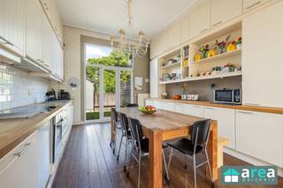 Deze karaktervolle woning is gelegen nabij het centrum van Merksem, vlakbij diverse scholen, winkels en het openbaar vervoer. De autosnelweg is op...