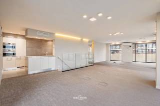 Deze moderne én instapklare kantoorruimte is gelegen op een uitzonderlijke locatie te Temse en combineert uitstraling, comfort en functionaliteit...