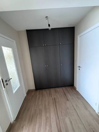 Rustig gelegen en volledig gerenoveerd appartement, vlakbij Wijnegem shopping center. Ruim appartement met 2 slaapkamer. Inkomhal en vestiairekast, ruime living met veel lichtinval, recent ingerichte keuken met gaskookplaat, onderbouwoven, dampkap en veel kasten. Nieuwe badkamer volledig betegeld met inloopdouche, lavabomeubel, aansluiting voor wasmachine en droogkast. Overal stenen vloeren (parketstructuur), 2 kelders, centrale verwarming met condensatieketel, overal aluminium ramen met dubbel glas.<br />Dak vernieuwd en geïsoleerd.