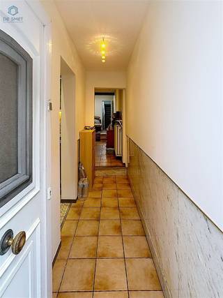 <p><span>Charming town house with 4 bedrooms, terrace and large garden within walking distance of the centre of Geraardsbergen</span></p><p><span>Are you looking for a spacious town house with all amenities close by? This property, ready for refreshing, offers plenty of potential, lots of natural light and space, all in a highly convenient location.</span></p><p><span>Layout</span><span><br />The entrance hall leads you to the fully equipped kitchen and the </span><span>bright living room</span><span>, enhanced by a skylight. At the back of the house, you will find a </span><span>separate guest toilet</span><span> and a </span><span>bathroom</span><span> with walk-in shower, vanity unit and toilet.</span></p><p><span>Outside, a </span><span>terrace with storage area</span><span> and a </span><span>large, sunny garden</span><span> provide a rare and valuable outdoor space in the city centre.</span></p><p><span>On the </span><span>first floor</span><span>, there are 2 full-size bedrooms.<br />The </span><span>second floor</span><span> features a third bedroom with an </span><span>en-suite bathroom</span><span> (vanity unit and toilet) and an additional room that can serve perfectly as an office, dressing room or hobby space.</span></p><p><span>Key features</span></p><ul><li><span>Electrical installation compliant with AREI regulations</span></li><li><span>EPC label C </span><span>no renovation obligation</span></li><li><span>4 bedrooms + office space</span></li><li><span>Large terrace and garden</span></li><li><span>Walking distance from the city centre, shops and public transport</span></li></ul><p><span>Interested in this property? Reply via the advertisement and we will contact you to schedule a visit.</span></p>