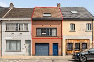 <div><div> <p>Volledig gerenoveerd duplex appartement.</p><p>Dit duplex appartement werd volledig gerenoveerd in 2018 en is instapklaar. Op de eerste verdieping bevindt zich de leefruimte met keramische tegelvloer. Aansluitend is er een volledig ingerichte open keuken met alle toestellen. De keuken geeft uit op de eetplaats met veel lichtinval. Verder is er een praktische wasplaats met aansluiting voor wasmachine en droogkast. De badkamer werd vernieuwd en is uitgerust met een inloopdouche en een dubbel wastafelmeubel. Er is ook een afzonderlijk toilet met handenwasser. Op de tweede verdieping bevinden zich twee slaapkamers van 20 m² en 11 m². De grootste slaapkamer is voorzien van ingemaakte kasten. Daarnaast beschikt het appartement over een ruime privatieve kelder van ca. 20 m² en een bergzolder. Pluspunten zijn de goedgekeurde elektrische installatie, nieuwe ramen, vernieuwde en geïsoleerde daken en een condensatieketel op gas. Het appartement is volledig instapklaar en heeft geen algemene onkosten.</p></div> </div>