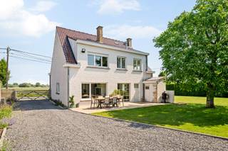 Schrijf je in voor het bezoekmoment nu zaterdag 27/06 via onze website:<br />https://benjaminverkoopt.be/panden/instapklare_alleenstaande_woning_met_bijgebouw_en_landelijk_zicht_in_dadizele/<br />- Verzorgde, instapklare open bebouwing<br />- Ideale ligging met landelijk zicht: Kortrijksestraat 18, Dadizele<br />- Lichtrijke leefruimtes<br />- Open keuken, volledig uitgerust<br />- Grote, zuidgerichte tuin<br />- Handig bijgebouw/mancave/berging in 2 verdiepingen<br />- 3 slaapkamers<br />- Ruime badkamer met inloopdouche en wastafel<br />- 2 toiletten en extra douchekamer op het gelijkvloers<br />- Garage en 3 parkeerplaatsen bij de woning<br />- Conforme elektriciteit<br />- 2 aangesloten regenwaterputten van elk 10.000 liter + waterverzachter<br />- EPC: 290 kWh/m²/jaar, UC: 3878019<br />- Asbestveilig<br />- Optie tot splitsen perceel in extra stuk bouwgrond (mits aanvraag)<br />- Richtprijs: € 445.000