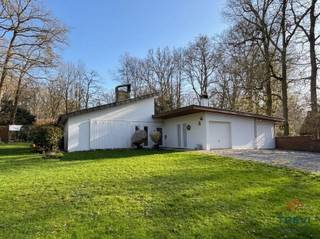 <p><span>Bierghes. Bois du Strihoux. Gelegen in een rustige woonwijk met uitzicht op het bos, aan de poorten van Brussel, is deze prachtige gelijkvloerse woning, die zich leent voor renovatie, voorzien van een grote, goed georiënteerde tuin. Het pand is beveiligd met een elektrische poort en geniet van alle voordelen van een rustige doodlopende straat, omgeven door natuur. De mooie tuin omvat een terras, volière, tuinschuur en een kleine vijver. De woning bestaat uit een ruime hal met toilet. De woonkamer van 45 m², voorzien van een houtkachel, grenst aan een prachtige mezzanine van 20 m², ideaal voor een kantoor, bibliotheek of kleine zitkamer. De ingerichte keuken geeft toegang tot de tuin. Een gang leidt naar een groot kantoor van 22 m², perfect voor een comfortabele werkplek of gastenkamer. Een andere kamer van 17 m² met toegang tot de tuin kan eenvoudig worden omgebouwd tot slaapkamer. De twee hoofdslaapkamers, van respectievelijk 15 en 14 m², bieden uitstekende renovatiemogelijkheden. De badkamer van 6 m² is voorzien van een bad en een douche. De garage van 30 m², met een stookruimte en een wasruimte, biedt ruime opbergruimte. Dubbele beglazing van verschillende leeftijden (meest recent in 2020). Centrale verwarming op olie en een (gecertificeerde) olietank van 3.000 liter. Waterverzachter. Energieprestatiecertificaat (EPC D) onbekend. Biedingen vanaf  390.000. Informatie en bezichtigingen: 02/355.50.55</span></p><p><span> </span></p>